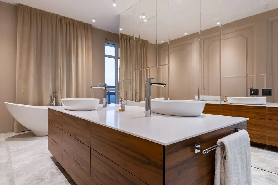 Ahşap tezgâhlı, çift lavabolu ve küvetli ferah banyo