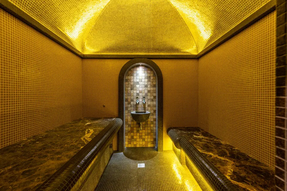 Altın ışıklı mozaik kubbeli hamam ve mermer kurna