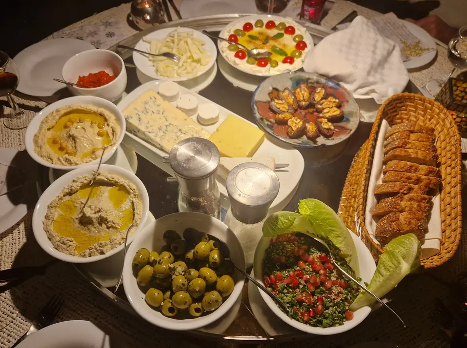 Humus, zeytin, salata ve ekmekle zengin meze sofrası